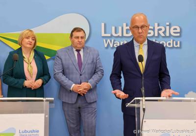 Marszałek Województwa Lubuskiego Marcin Jabłoński przemawia podczas konferencji prasowej dot. umowy o dofinansowanie projektu „Centrum Wsparcia Organizacji Pozarządowych - podregion zielonogórski” 