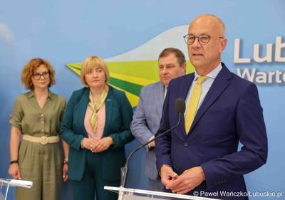 Marszałek Województwa Lubuskiego Marcin Jabłoński przemawia podczas konferencji prasowej dot. umowy o dofinansowanie projektu „Centrum Wsparcia Organizacji Pozarządowych - podregion zielonogórski” 