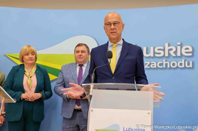 Marszałek Województwa Lubuskiego Marcin Jabłoński przemawia podczas konferencji prasowej dot. umowy o dofinansowanie projektu „Centrum Wsparcia Organizacji Pozarządowych - podregion zielonogórski” 