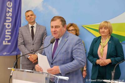 Wicemarszałek Województwa Lubuskiego Grzegorz Potęga przemawia podczas konferencji prasowej dot. umowy o dofinansowanie projektu „Centrum Wsparcia Organizacji Pozarządowych - podregion zielonogórski” 