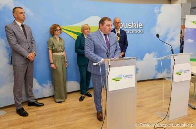Wicemarszałek Województwa Lubuskiego Grzegorz Potęga przemawia podczas konferencji prasowej dot. umowy o dofinansowanie projektu „Centrum Wsparcia Organizacji Pozarządowych - podregion zielonogórski” 
