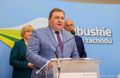 Wicemarszałek Województwa Lubuskiego Grzegorz Potęga przemawia podczas konferencji prasowej dot. umowy o dofinansowanie projektu „Centrum Wsparcia Organizacji Pozarządowych - podregion zielonogórski” 
