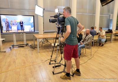 Uczestnicy konferencji prasowej dot. umowy o dofinansowanie projektu „Centrum Wsparcia Organizacji Pozarządowych - podregion zielonogórski” 