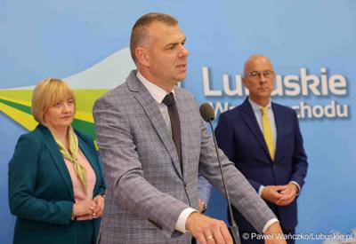Dyr Departamentu Europejskiego Funduszu Społecznego Piosik Jakub przemawia podczas konferencji prasowej dot. umowy o dofinansowanie projektu „Centrum Wsparcia Organizacji Pozarządowych - podregion zielonogórski” 