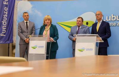 Uczestnicy konferencji prasowej dot. umowy o dofinansowanie projektu „Centrum Wsparcia Organizacji Pozarządowych - podregion zielonogórski” 