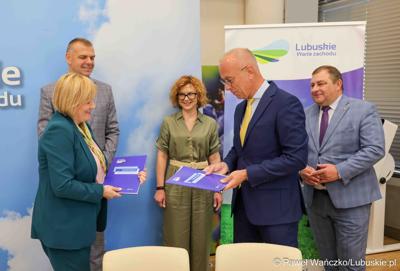 Uczestnicy konferencji prasowej dot. umowy o dofinansowanie projektu „Centrum Wsparcia Organizacji Pozarządowych - podregion zielonogórski” 