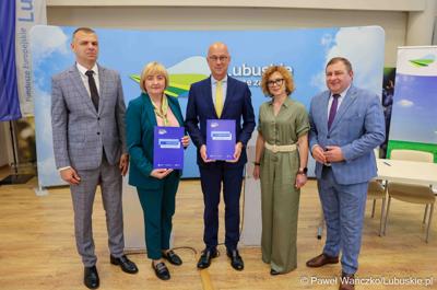 Uczestnicy konferencji prasowej dot. umowy o dofinansowanie projektu „Centrum Wsparcia Organizacji Pozarządowych - podregion zielonogórski” 