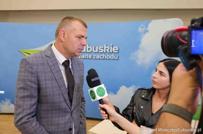 Dyr Departamentu Europejskiego Funduszu Społecznego Piosik Jakub udziela wywiadu mediom 