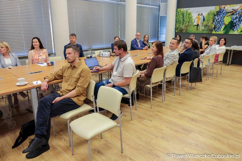 Uczestnicy konferencji prasowej związanej z podpisaniem umowy na dotacje celowe ze środków budżetu Województwa Lubuskiego związanych z wyłączaniem gruntów rolnych z produkcji rolniczej na 2025 rok.