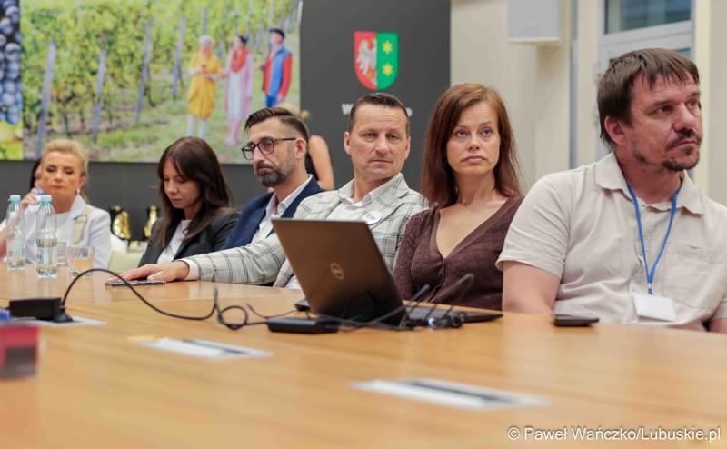 Uczestnicy konferencji prasowej związanej z podpisaniem umowy na dotacje celowe ze środków budżetu Województwa Lubuskiego związanych z wyłączaniem gruntów rolnych z produkcji rolniczej na 2025 rok.