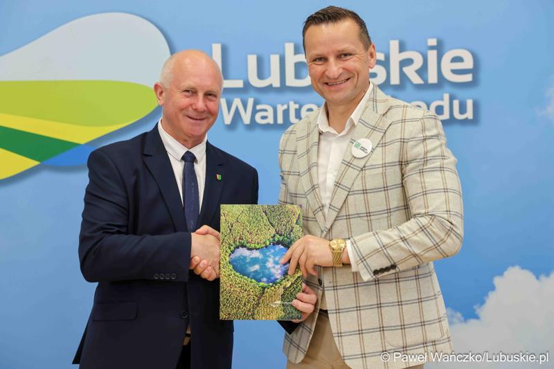 Uczestnicy konferencji prasowej związanej z podpisaniem umowy na dotacje celowe ze środków budżetu Województwa Lubuskiego związanych z wyłączaniem gruntów rolnych z produkcji rolniczej na 2025 rok.