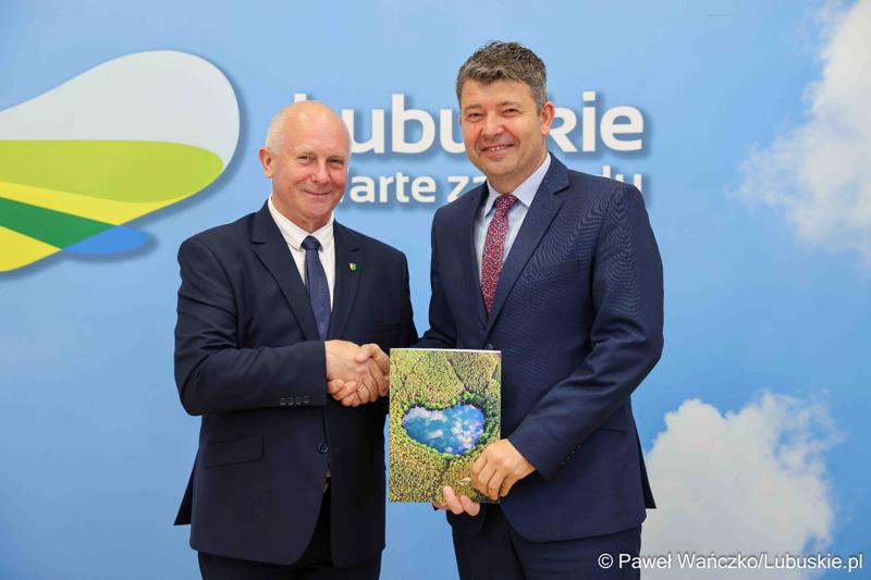 Uczestnicy konferencji prasowej związanej z podpisaniem umowy na dotacje celowe ze środków budżetu Województwa Lubuskiego związanych z wyłączaniem gruntów rolnych z produkcji rolniczej na 2025 rok.