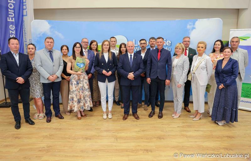 Uczestnicy konferencji prasowej związanej z podpisaniem umowy na dotacje celowe ze środków budżetu Województwa Lubuskiego związanych z wyłączaniem gruntów rolnych z produkcji rolniczej na 2025 rok.