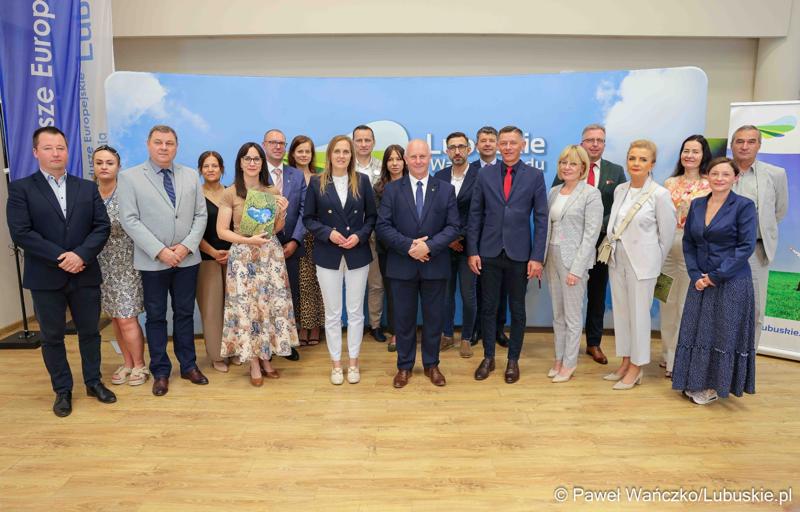 Uczestnicy konferencji prasowej związanej z podpisaniem umowy na dotacje celowe ze środków budżetu Województwa Lubuskiego związanych z wyłączaniem gruntów rolnych z produkcji rolniczej na 2025 rok.