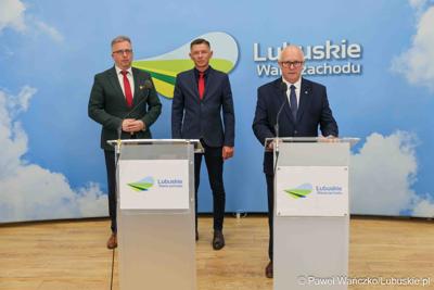 Członek Zarządu Województwa Lubuskiego Zbigniew Kołodziej przemawia podczas konferencji prasowej związanej z podpisaniem umowy na dotacje celowe ze środków budżetu Województwa Lubuskiego związanych z wyłączaniem gruntów rolnych z produkcji rolniczej na 2025 rok.