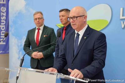Członek Zarządu Województwa Lubuskiego Zbigniew Kołodziej przemawia podczas konferencji prasowej związanej z podpisaniem umowy na dotacje celowe ze środków budżetu Województwa Lubuskiego związanych z wyłączaniem gruntów rolnych z produkcji rolniczej na 2025 rok.
