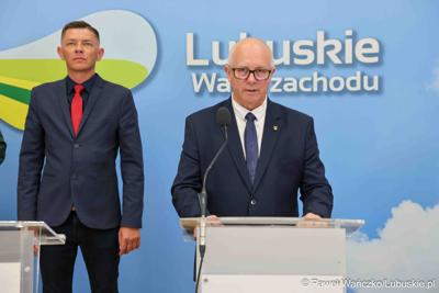 Członek Zarządu Województwa Lubuskiego Zbigniew Kołodziej przemawia podczas konferencji prasowej związanej z podpisaniem umowy na dotacje celowe ze środków budżetu Województwa Lubuskiego związanych z wyłączaniem gruntów rolnych z produkcji rolniczej na 2025 rok.