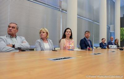 Uczestnicy konferencji prasowej związanej z podpisaniem umowy na dotacje celowe ze środków budżetu Województwa Lubuskiego związanych z wyłączaniem gruntów rolnych z produkcji rolniczej na 2025 rok.