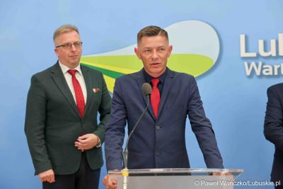 Uczestnicy konferencji prasowej związanej z podpisaniem umowy na dotacje celowe ze środków budżetu Województwa Lubuskiego związanych z wyłączaniem gruntów rolnych z produkcji rolniczej na 2025 rok.