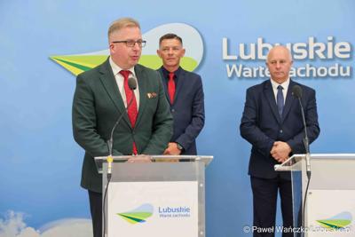Uczestnicy konferencji prasowej związanej z podpisaniem umowy na dotacje celowe ze środków budżetu Województwa Lubuskiego związanych z wyłączaniem gruntów rolnych z produkcji rolniczej na 2025 rok.