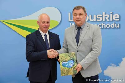 Uczestnicy konferencji prasowej związanej z podpisaniem umowy na dotacje celowe ze środków budżetu Województwa Lubuskiego związanych z wyłączaniem gruntów rolnych z produkcji rolniczej na 2025 rok.