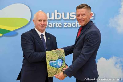 Uczestnicy konferencji prasowej związanej z podpisaniem umowy na dotacje celowe ze środków budżetu Województwa Lubuskiego związanych z wyłączaniem gruntów rolnych z produkcji rolniczej na 2025 rok.
