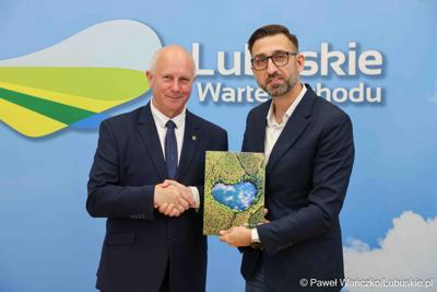 Uczestnicy konferencji prasowej związanej z podpisaniem umowy na dotacje celowe ze środków budżetu Województwa Lubuskiego związanych z wyłączaniem gruntów rolnych z produkcji rolniczej na 2025 rok.