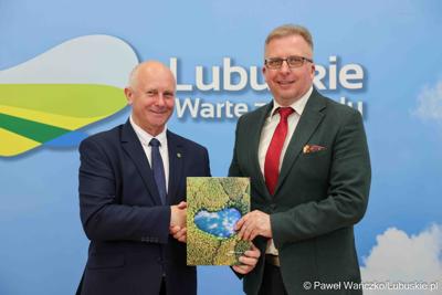 Uczestnicy konferencji prasowej związanej z podpisaniem umowy na dotacje celowe ze środków budżetu Województwa Lubuskiego związanych z wyłączaniem gruntów rolnych z produkcji rolniczej na 2025 rok.