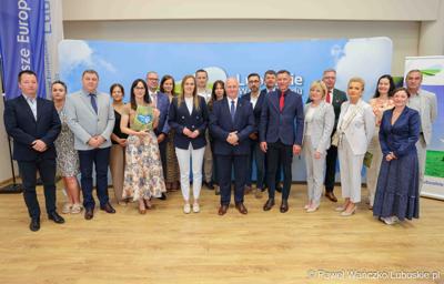 Uczestnicy konferencji prasowej związanej z podpisaniem umowy na dotacje celowe ze środków budżetu Województwa Lubuskiego związanych z wyłączaniem gruntów rolnych z produkcji rolniczej na 2025 rok.