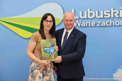 Uczestnicy konferencji prasowej związanej z podpisaniem umowy na dotacje celowe ze środków budżetu Województwa Lubuskiego związanych z wyłączaniem gruntów rolnych z produkcji rolniczej na 2025 rok.