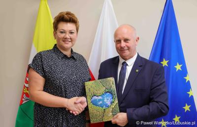 Uczestnicy konferencji prasowej związanej z podpisaniem umowy na dotacje celowe ze środków budżetu Województwa Lubuskiego związanych z wyłączaniem gruntów rolnych z produkcji rolniczej na 2025 rok.