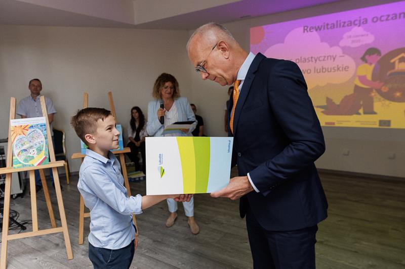 Konkurs był skierowany był do dzieci w wieku szkolnym (od pierwszej do ósmej klasy szkoły podstawowej). Dzieci zaprezentowały w swoich rysunkach, co jest dla nich ważne w miejscu zamieszkania, jak powinna wyglądać ich najbliższa okolica i relacje między sąsiadami.