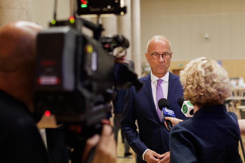 Marszałek Województwa Lubuskiego Marcin Jabłoński udziela wywiadu mediom