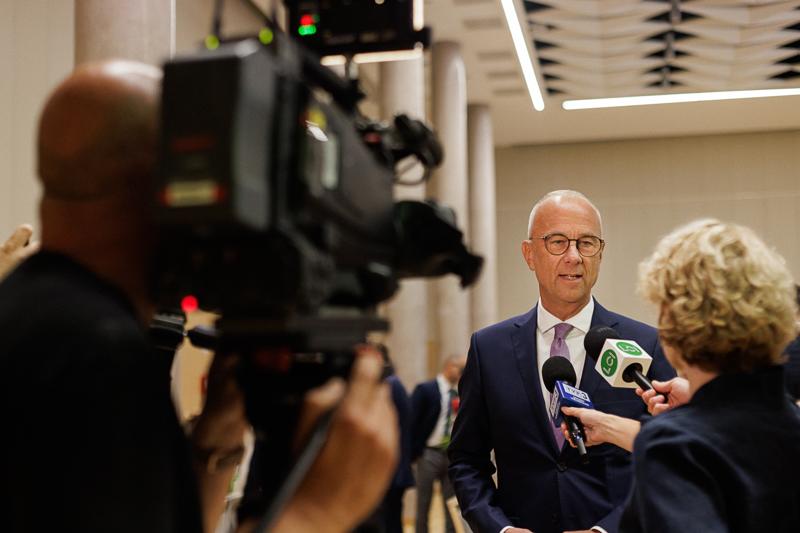 Marszałek Województwa Lubuskiego Marcin Jabłoński udziela wywiadu mediom