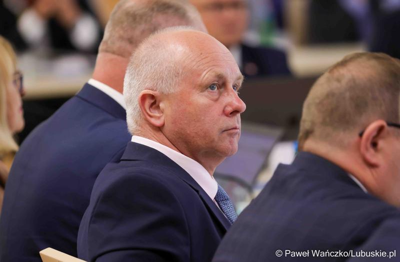Członek Zarządu Województwa Lubuskiego Zbigniew Kołodziej przemawia podczas XI zwyczajnej sesji Sejmiku Województwa Lubuskiego