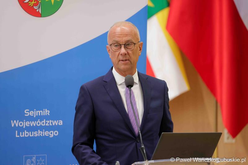 Marszałek Województwa Lubuskiego Marcin Jabłoński przemawia podczas XI zwyczajnej sesji Sejmiku Województwa Lubuskiego