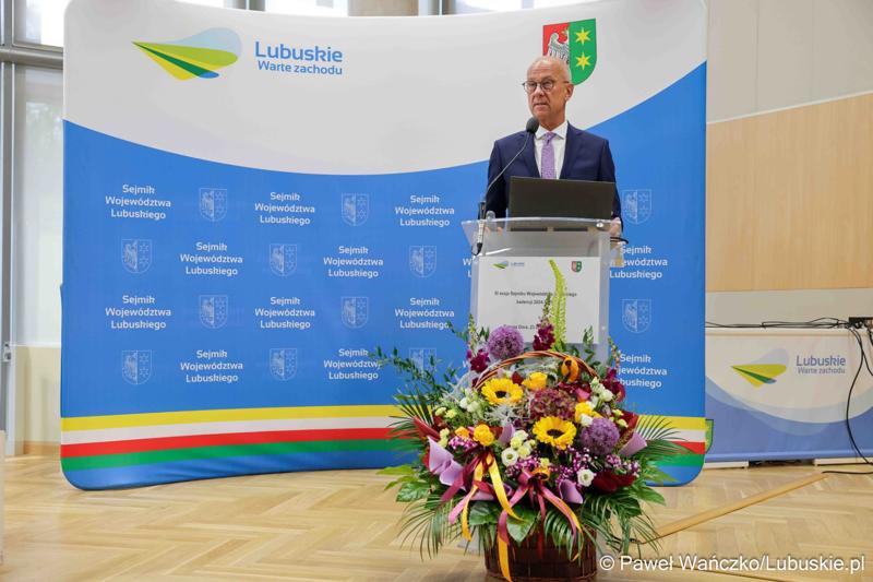 Marszałek Województwa Lubuskiego Marcin Jabłoński przemawia podczas XI zwyczajnej sesji Sejmiku Województwa Lubuskiego