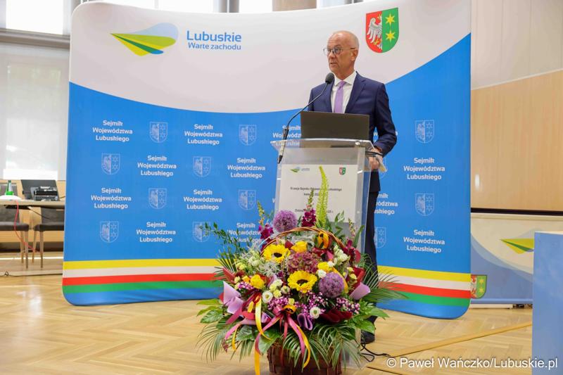 Marszałek Województwa Lubuskiego Marcin Jabłoński przemawia podczas XI zwyczajnej sesji Sejmiku Województwa Lubuskiego