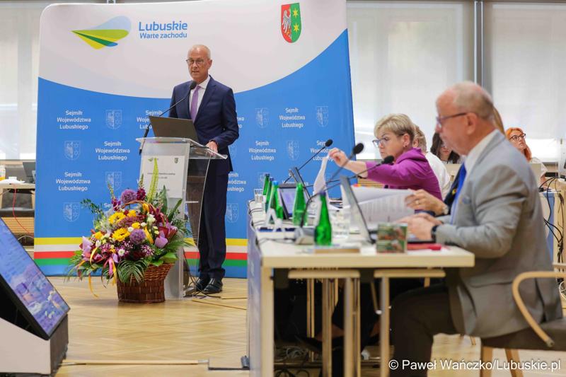 Marszałek Województwa Lubuskiego Marcin Jabłoński przemawia podczas XI zwyczajnej sesji Sejmiku Województwa Lubuskiego