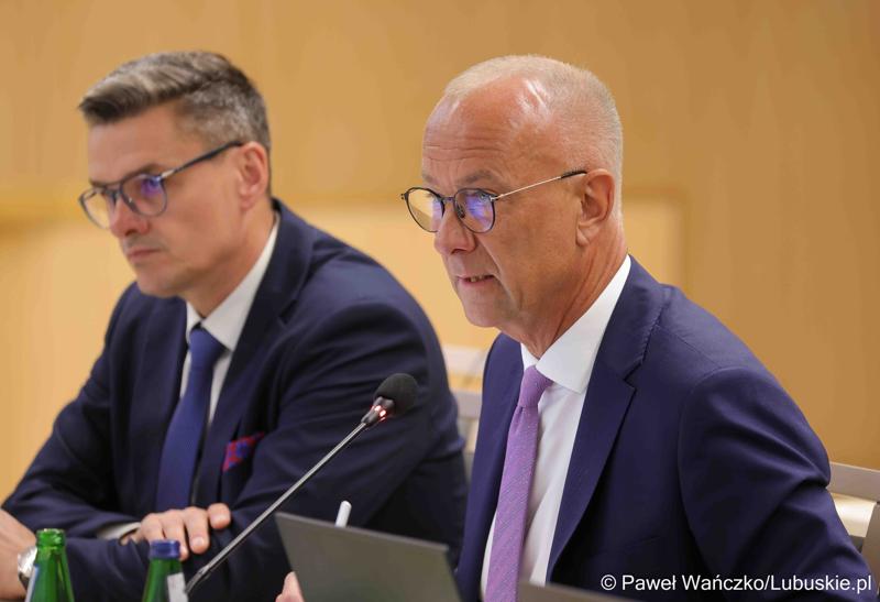 Marszałek Województwa Lubuskiego Marcin Jabłoński przemawia podczas XI zwyczajnej sesji Sejmiku Województwa Lubuskiego