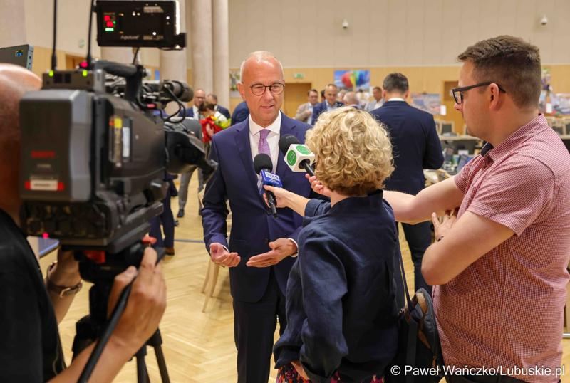 Marszałek Województwa Lubuskiego Marcin Jabłoński udziela wywiadu mediom