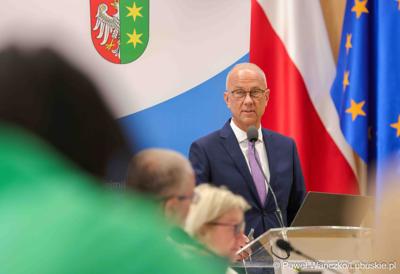 Marszałek Województwa Lubuskiego Marcin Jabłoński przemawia podczas XI zwyczajnej sesji Sejmiku Województwa Lubuskiego 
