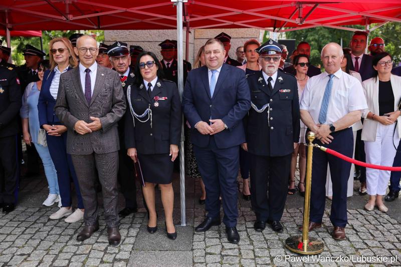 26 lekkich i średnich samochodów ratowniczo-gaśniczych otrzymały lubuskie jednostki OSP w ramach projektu unijnego zrealizowanego przez Oddział Wojewódzki Związku Ochotniczych Straży Pożarnych RP. 28 czerwca 2025 r. na zielonogórskim Placu Bohaterów odbyła się uroczystość podsumowująca to działanie.