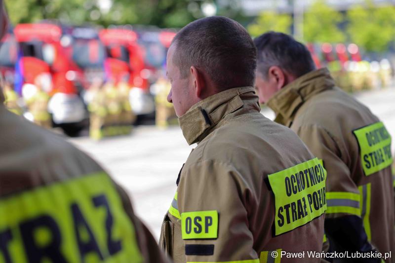 26 lekkich i średnich samochodów ratowniczo-gaśniczych otrzymały lubuskie jednostki OSP w ramach projektu unijnego zrealizowanego przez Oddział Wojewódzki Związku Ochotniczych Straży Pożarnych RP. 28 czerwca 2025 r. na zielonogórskim Placu Bohaterów odbyła się uroczystość podsumowująca to działanie.