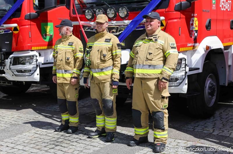 26 lekkich i średnich samochodów ratowniczo-gaśniczych otrzymały lubuskie jednostki OSP w ramach projektu unijnego zrealizowanego przez Oddział Wojewódzki Związku Ochotniczych Straży Pożarnych RP. 28 czerwca 2025 r. na zielonogórskim Placu Bohaterów odbyła się uroczystość podsumowująca to działanie.