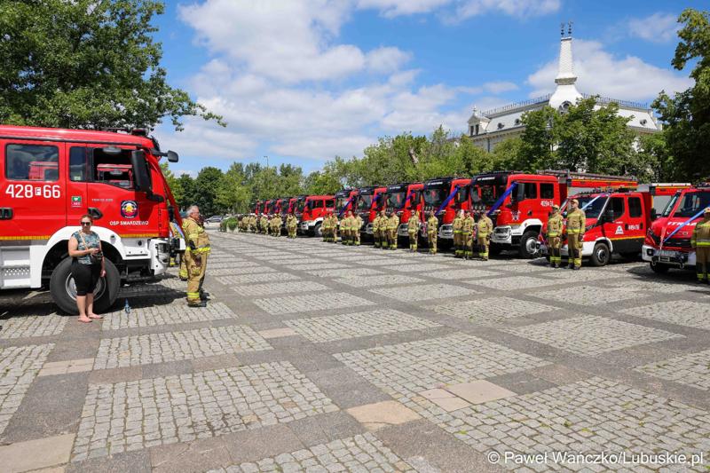 26 lekkich i średnich samochodów ratowniczo-gaśniczych otrzymały lubuskie jednostki OSP w ramach projektu unijnego zrealizowanego przez Oddział Wojewódzki Związku Ochotniczych Straży Pożarnych RP. 28 czerwca 2025 r. na zielonogórskim Placu Bohaterów odbyła się uroczystość podsumowująca to działanie.