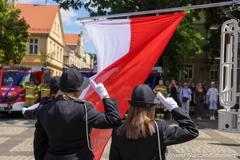 26 lekkich i średnich samochodów ratowniczo-gaśniczych otrzymały lubuskie jednostki OSP w ramach projektu unijnego zrealizowanego przez Oddział Wojewódzki Związku Ochotniczych Straży Pożarnych RP. 28 czerwca 2025 r. na zielonogórskim Placu Bohaterów odbyła się uroczystość podsumowująca to działanie.