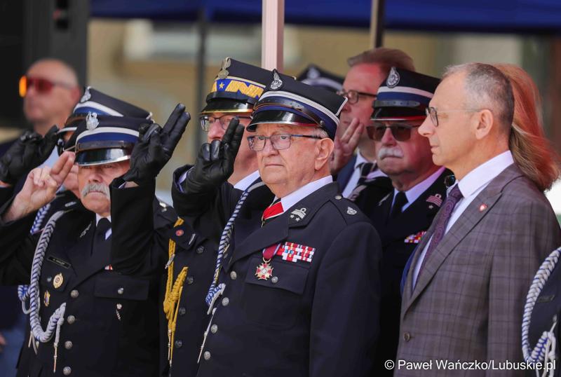 26 lekkich i średnich samochodów ratowniczo-gaśniczych otrzymały lubuskie jednostki OSP w ramach projektu unijnego zrealizowanego przez Oddział Wojewódzki Związku Ochotniczych Straży Pożarnych RP. 28 czerwca 2025 r. na zielonogórskim Placu Bohaterów odbyła się uroczystość podsumowująca to działanie.