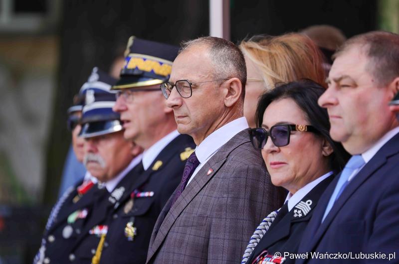 26 lekkich i średnich samochodów ratowniczo-gaśniczych otrzymały lubuskie jednostki OSP w ramach projektu unijnego zrealizowanego przez Oddział Wojewódzki Związku Ochotniczych Straży Pożarnych RP. 28 czerwca 2025 r. na zielonogórskim Placu Bohaterów odbyła się uroczystość podsumowująca to działanie.