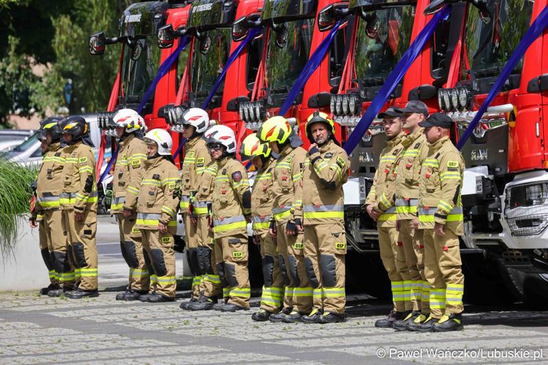 26 lekkich i średnich samochodów ratowniczo-gaśniczych otrzymały lubuskie jednostki OSP w ramach projektu unijnego zrealizowanego przez Oddział Wojewódzki Związku Ochotniczych Straży Pożarnych RP. 28 czerwca 2025 r. na zielonogórskim Placu Bohaterów odbyła się uroczystość podsumowująca to działanie.